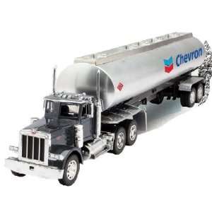  Peterbilt 379 Chevron Tanker 1 32 New Ray Toys & Games