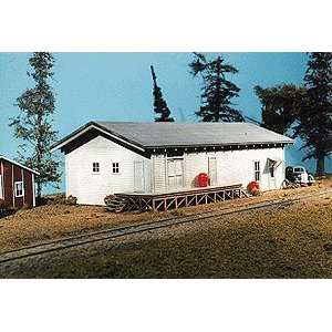   Model Builders HO Freight House Laser  Cut Wood Kit Toys & Games