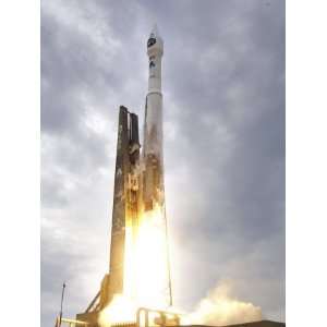  United Launch Alliance Atlas V Rocket Lifts Off Premium 