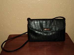 Womans black handbag 3 pockets inside, no name brand  