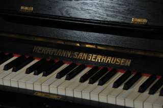 Klavier, Holz schwarz, von Herrmann, Sangerhausen in Hessen   Weilrod 