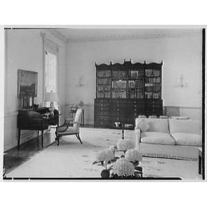 Photo Paul Mellon, residence in Upperville, Virginia. Living room, to 